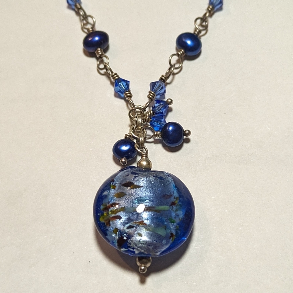 Glass pendant with blue dyed pearls